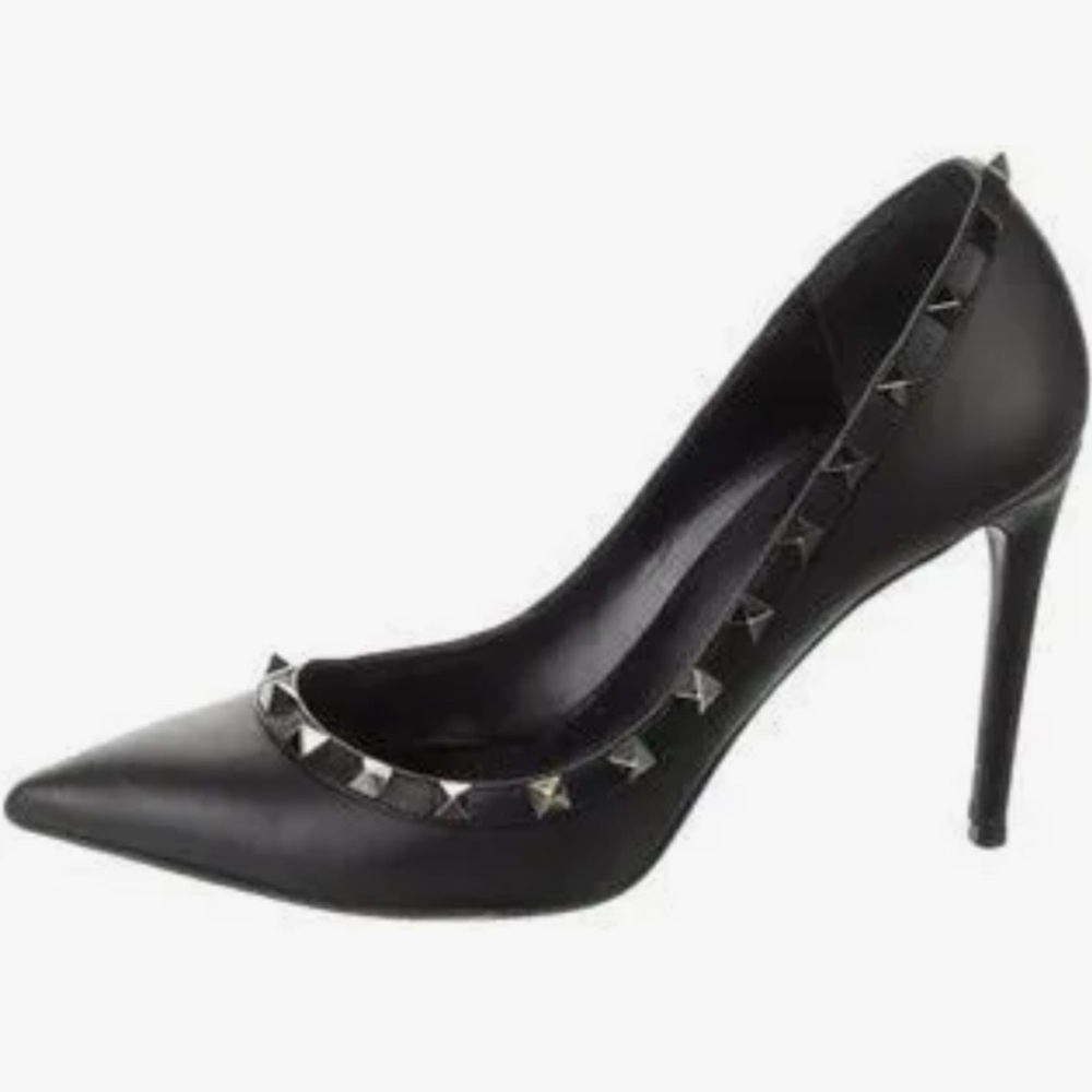 New Valentino Rockstud Pumps Black
Leather Pointed Toe Size 37 / 8